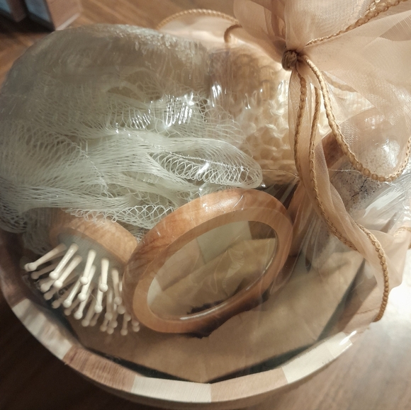 New! Never opened bath giftset - Picture 3 of 3